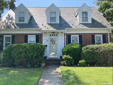 14 New York Ave, Rockville Centre, NY 11570