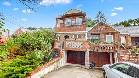 66-49 Alderton St, Rego Park, NY 11374