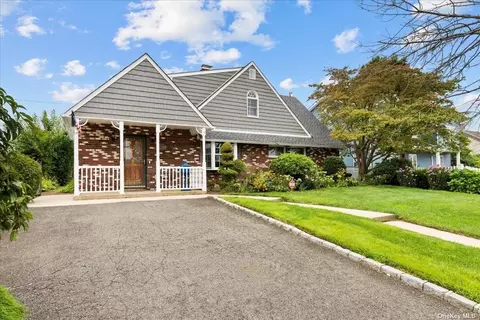26 Pelican Rd, Levittown, NY 11756