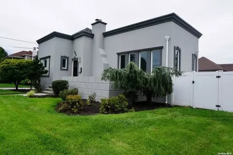 125 Wynsum Ave, Merrick, NY 11566