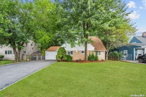 125 Blacksmith Rd, Levittown, NY 11756