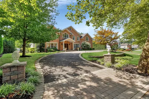 6 Tiana Pl, Dix Hills, NY 11746