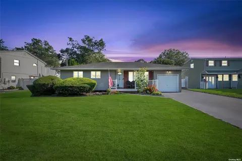 132 Seneca St, Ronkonkoma, NY 11779