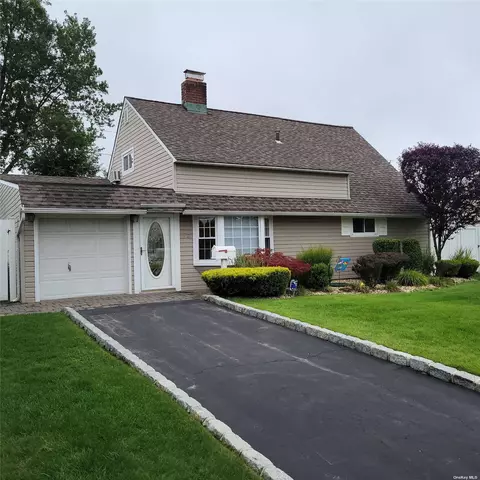 43 Wheelbarrow Ln, Wantagh, NY 11793