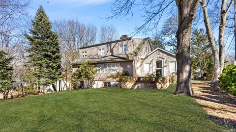 180 Oak Dr, Calverton, NY 11933