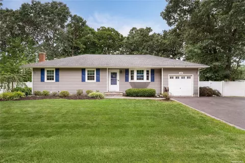 14 Newcomb Trl, Ridge, NY 11961