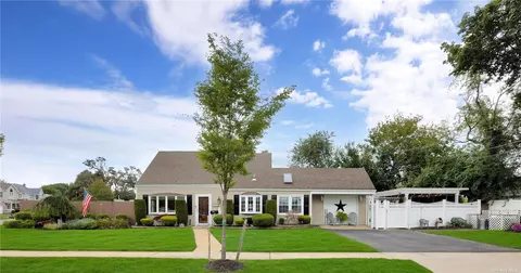 41 Birch Ln, Levittown, NY 11756