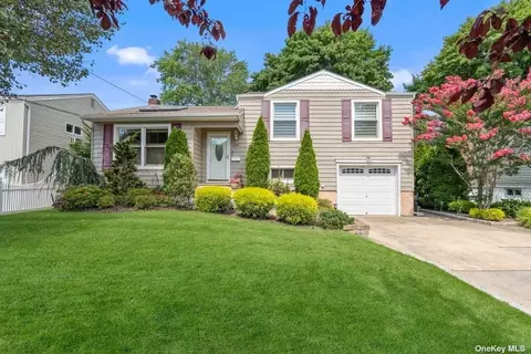 537 N Atlanta Ave, Massapequa, NY 11758