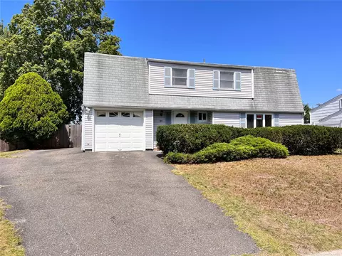 55 King Ave, Selden, NY 11784