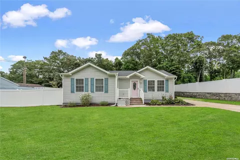 9 Commonwealth Ave, Lake Grove, NY 11755