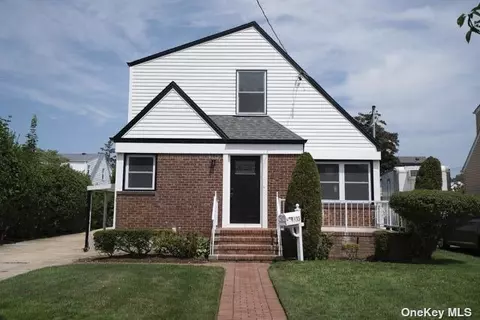 1533 Falmouth Ave, New Hyde Park, NY 11040