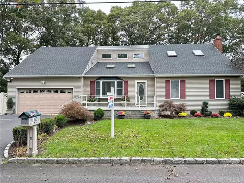 21 15th St, Selden, NY 11784
