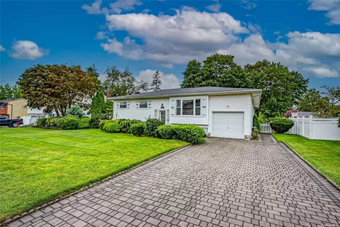 59 Pawnee Dr, Commack, NY 11725