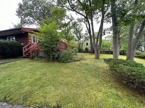 95 Freya Rd, Rocky Point, NY 11778