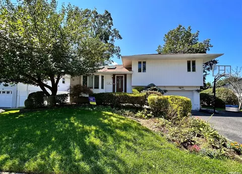61 Magnolia Ln, Jericho, NY 11753