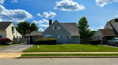 174 Blueberry Ln, Hicksville, NY 11801