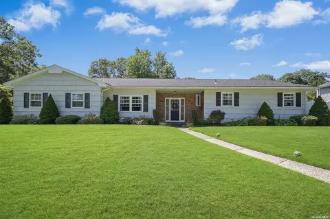 16 Pia Blvd, Smithtown, NY 11787