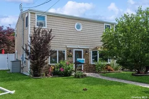 107 Garfield Pl, Massapequa, NY 11758