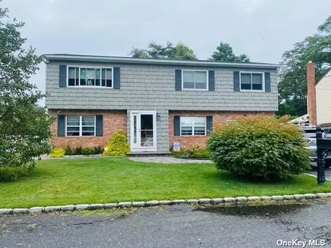 30 Laura Ln, Copiague, NY 11726