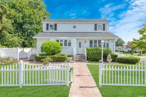 150 4th Ave, West Babylon, NY 11704
