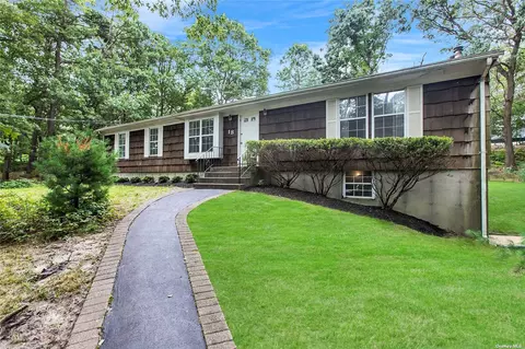18 Holly Dr, Smithtown, NY 11787
