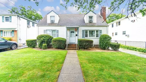 6 Sunset Ave, Lynbrook, NY 11563