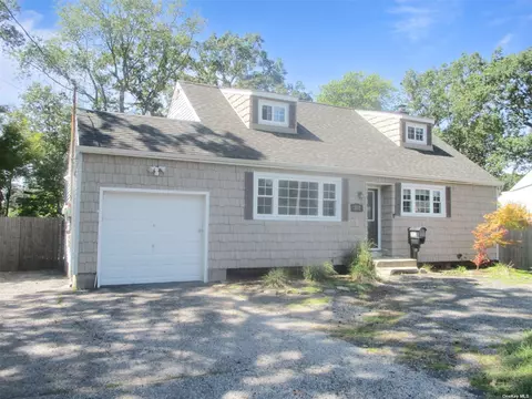 282 Maple Ave, Smithtown, NY 11787