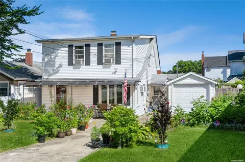 40 85th Ave, Floral Park, NY 11001