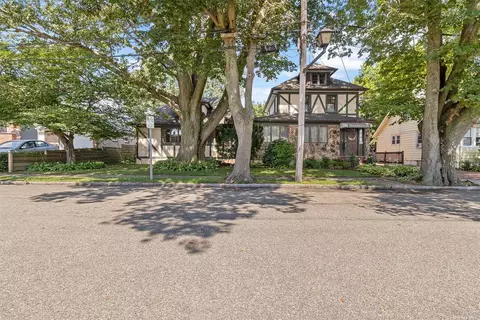 18 Fish Ave, Albertson, NY 11507