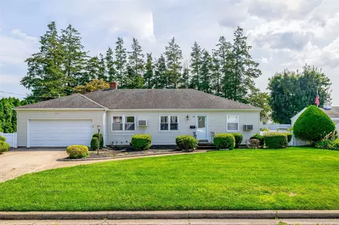 228 N Poplar St, Massapequa, NY 11758