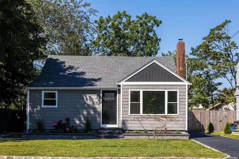 54 Daisy St, Patchogue, NY 11772