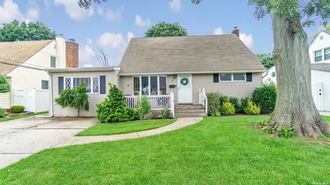 15 Cinque Dr, Farmingdale, NY 11735