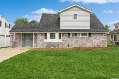 37 Boulder Ln, Hicksville, NY 11801