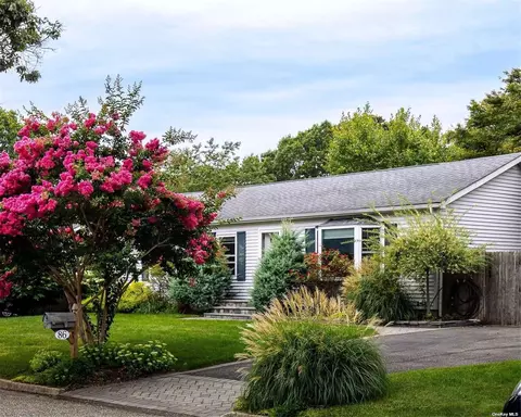 86 9th Ave, Holtsville, NY 11742