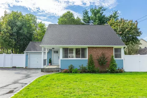 104 Raleigh Ln, West Islip, NY 11795