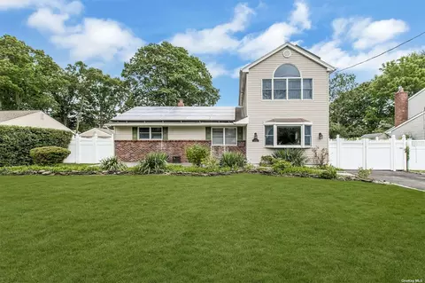 129 Meroke Ln, East Islip, NY 11730