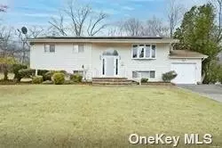 8 Homestead Dr, Wheatley Heights, NY 11798
