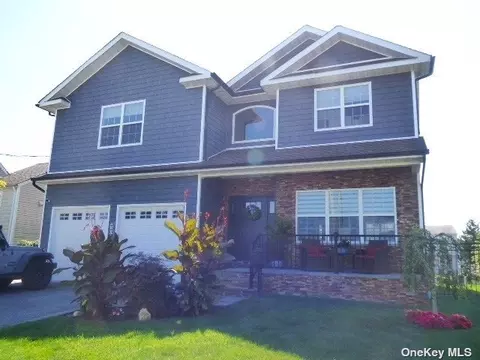 15 Surf Rd, Lindenhurst, NY 11757