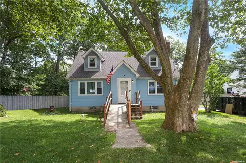 303 Mckinley Dr, Mastic Beach, NY 11951