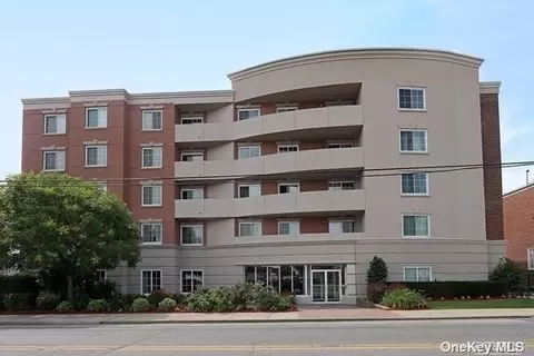 242 Maple Ave #305, Westbury, NY 11590