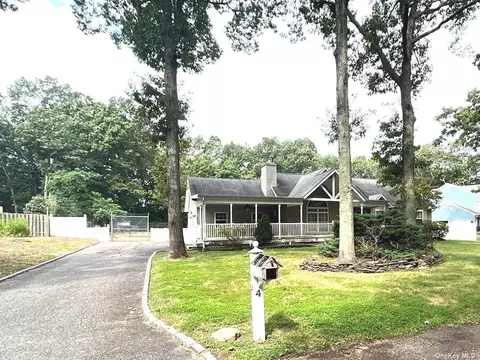 4 Sorrento Ct, Miller Place, NY 11764