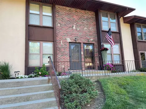 15 Eucalyptus Ct #15, Selden, NY 11784
