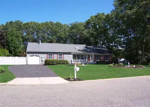 57 Griffin Dr, Mount Sinai, NY 11766