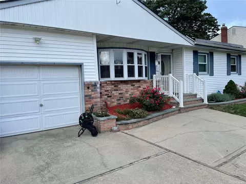 331 29th St, Copiague, NY 11726