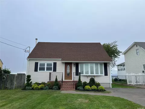 90 Grandview Dr, Shirley, NY 11967