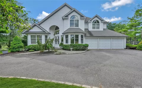 16 Deer Run, East Islip, NY 11730