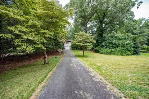 6 Ingelore Ct, Smithtown, NY 11787