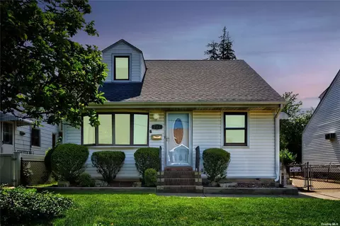 223 Evelyn Rd, Mineola, NY 11501