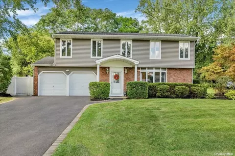 3 Manchester Blvd, Wheatley Heights, NY 11798