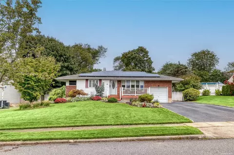 31 Donna Ln, Commack, NY 11725